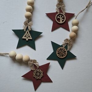 Green and red star wooden ornaments